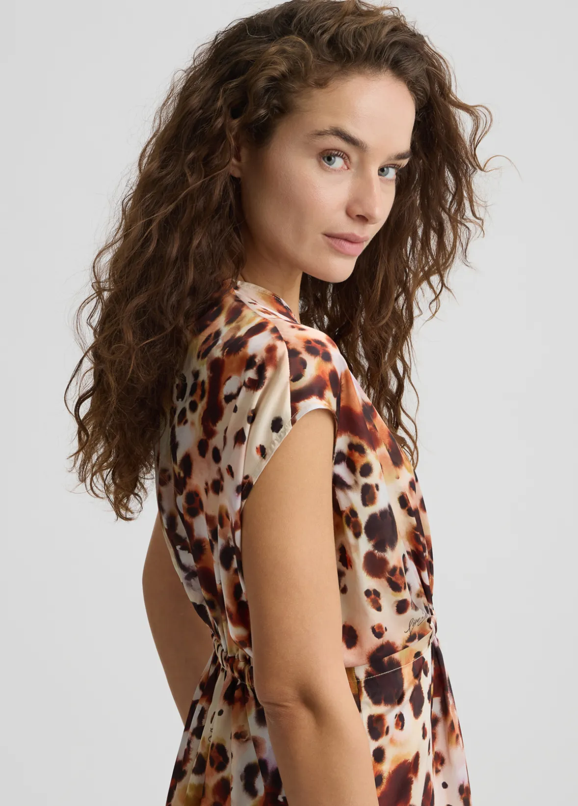 Abito corto in raso animalier