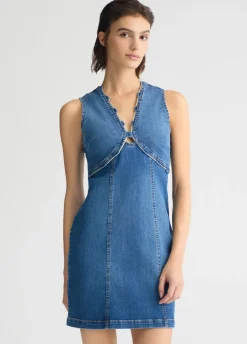 Abito in denim con catena gioiello