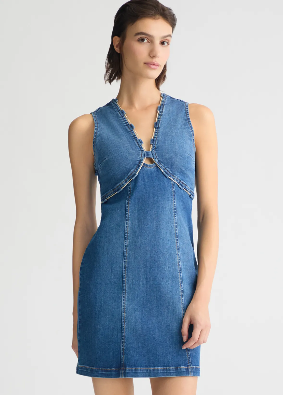 Abito in denim con catena gioiello