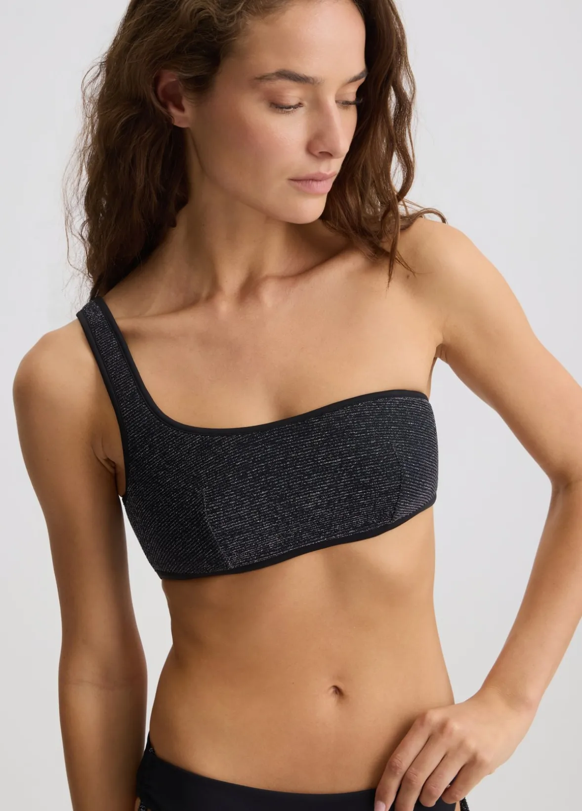 Bikini top monospalla e slip in lurex®