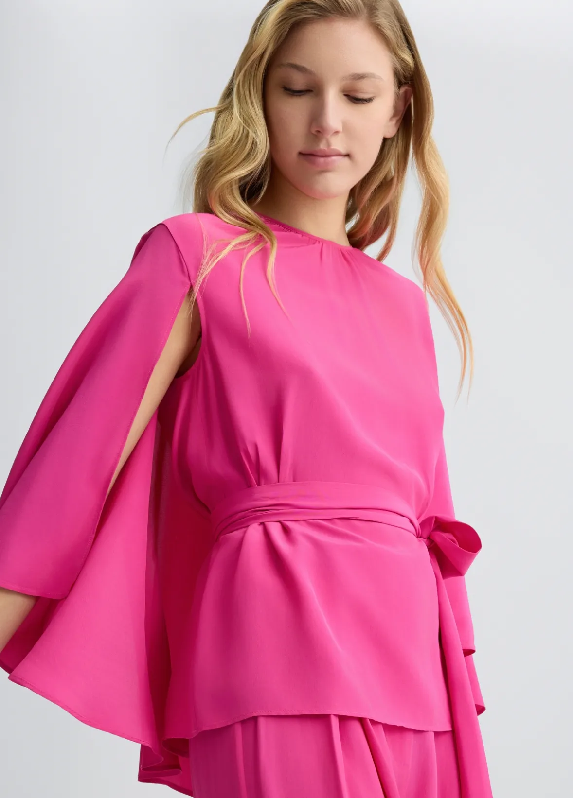 Blusa in crêpe de chine con cintura