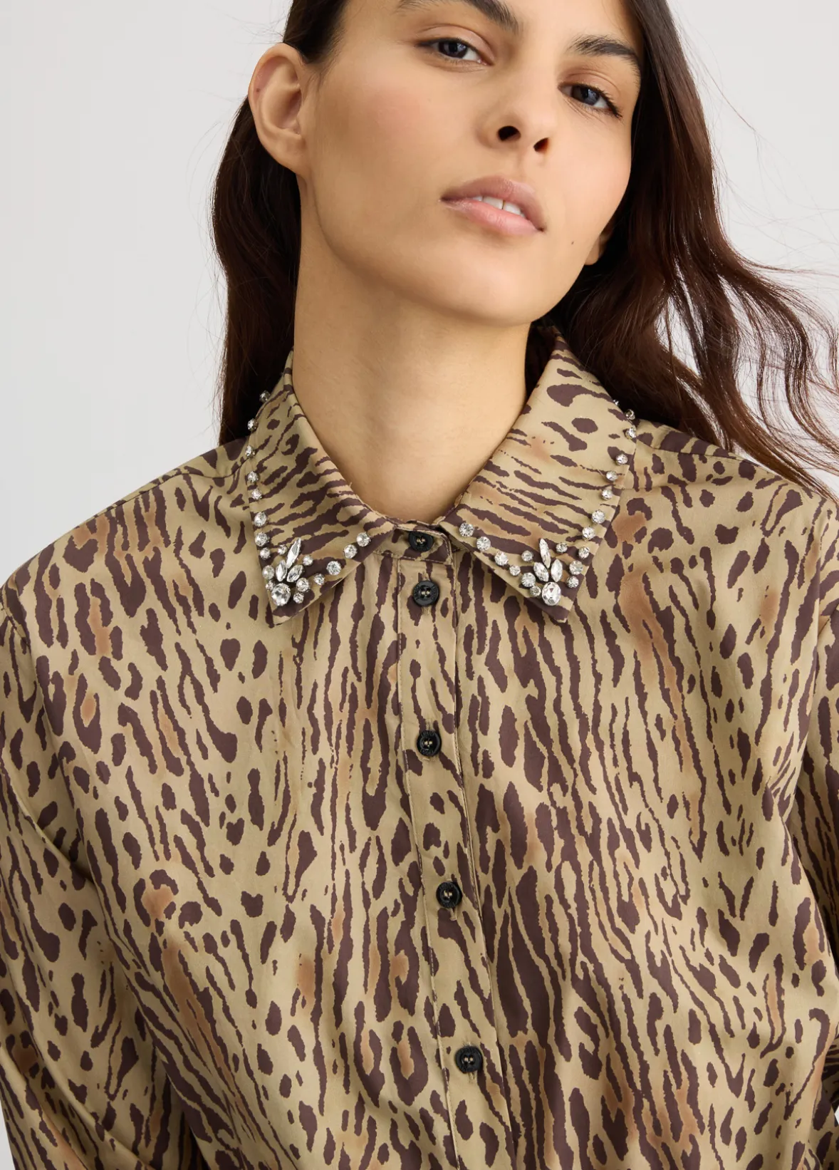 Camicia animalier con ricami gioiello