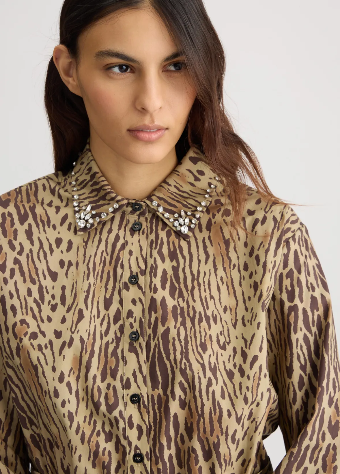 Camicia animalier con ricami gioiello