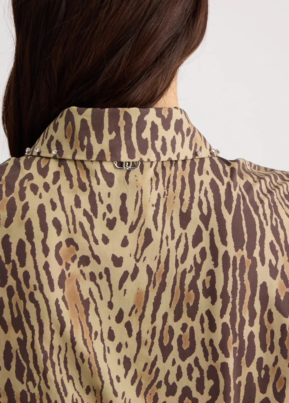 Camicia animalier con ricami gioiello