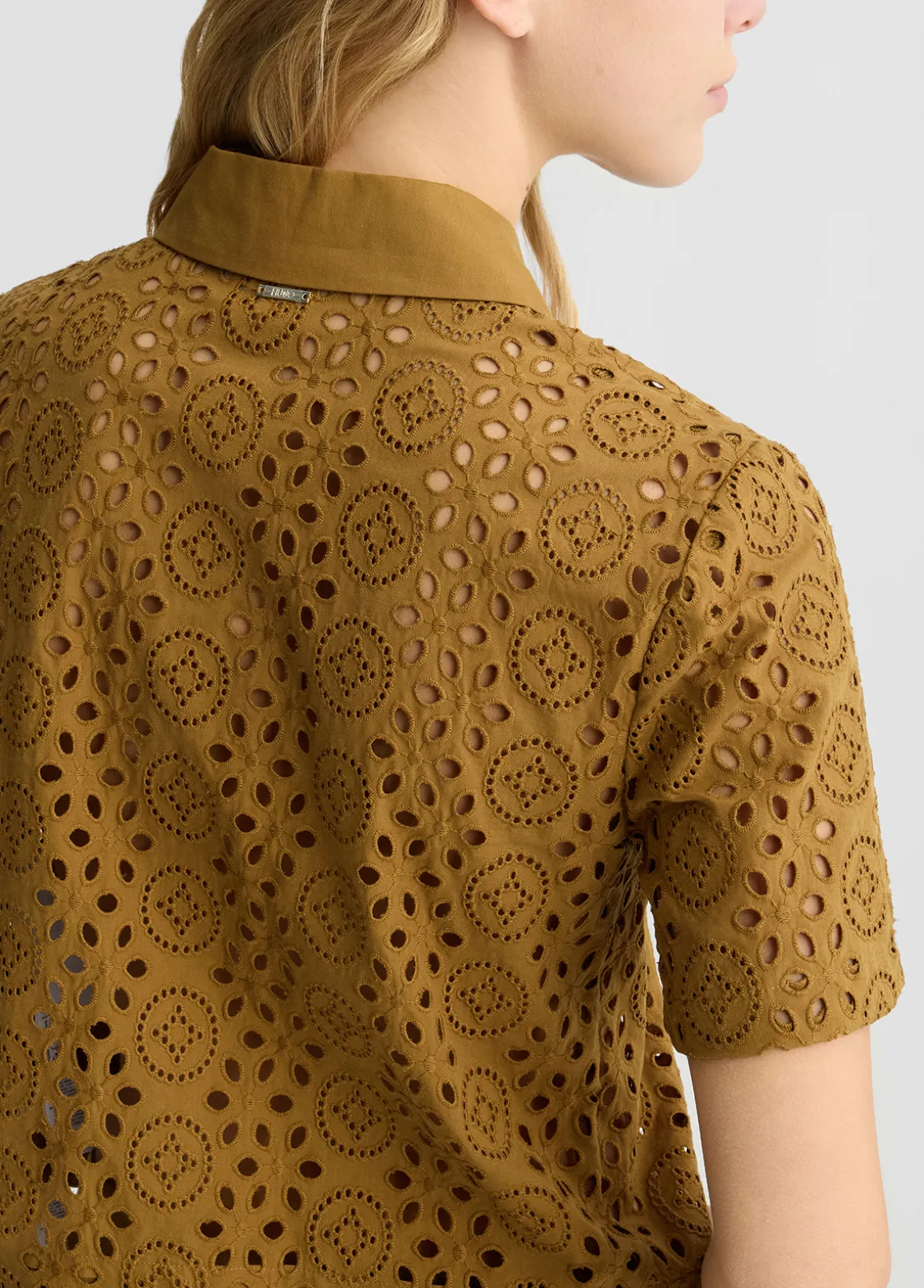 Camicia cropped in sangallo