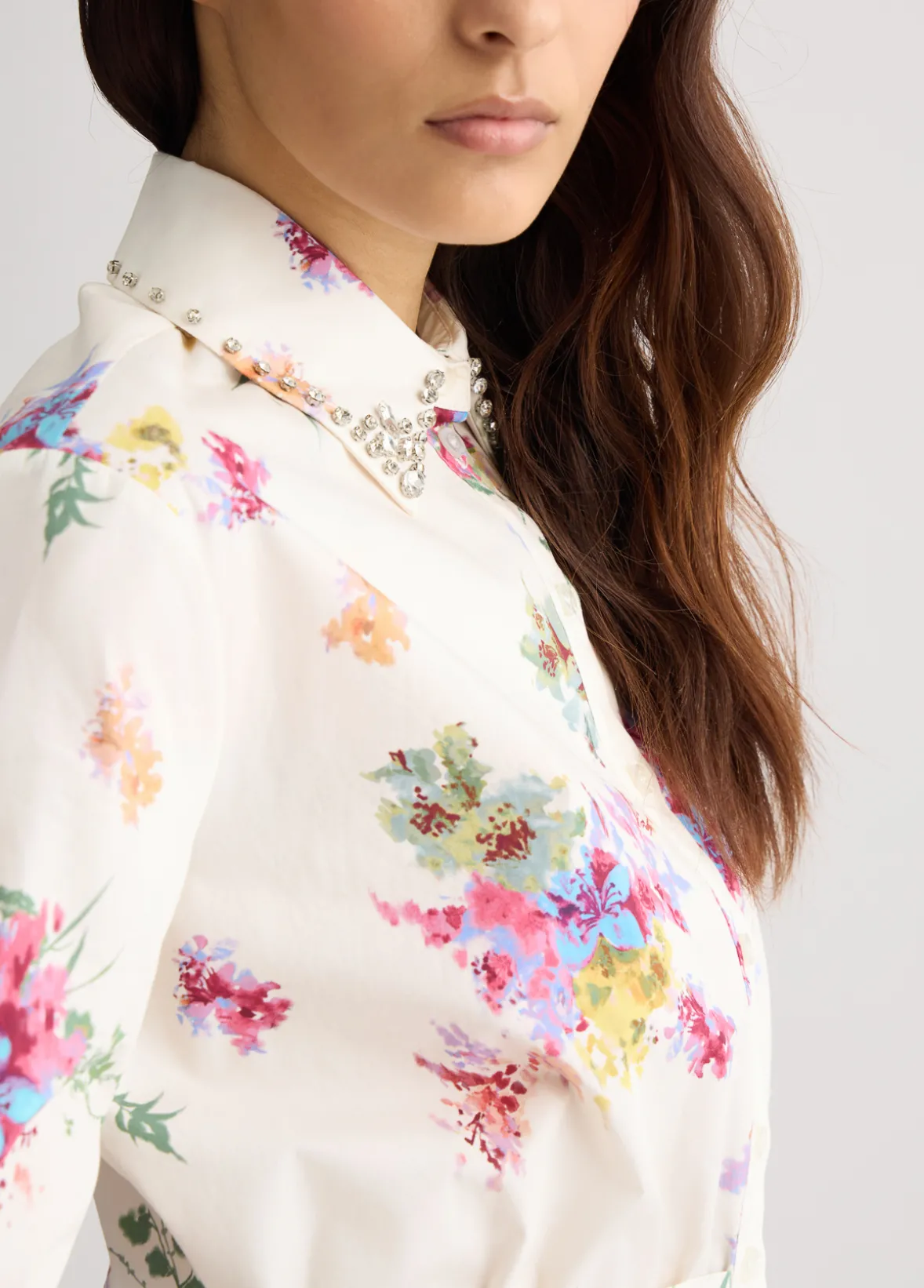 Camicia floreale con ricami gioiello