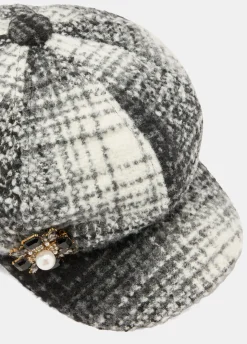 Cappello check con spilla