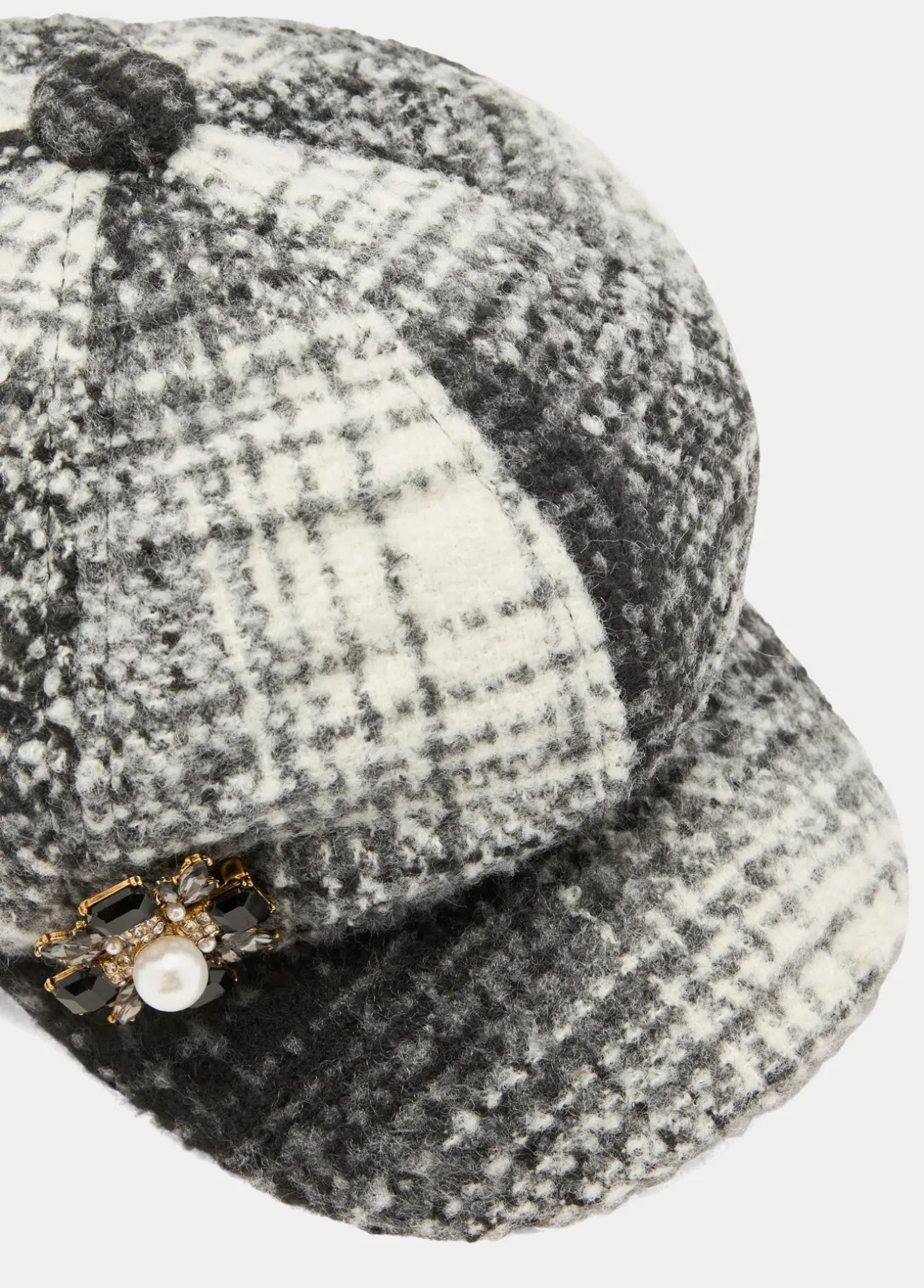 Cappello check con spilla