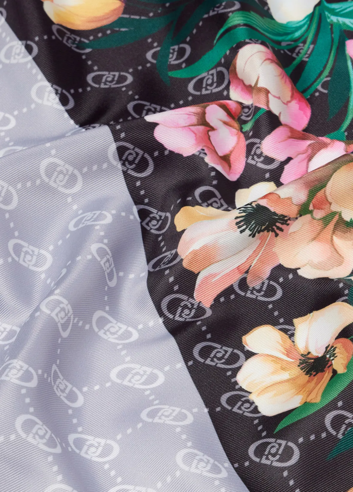 Foulard con angolo floreale
