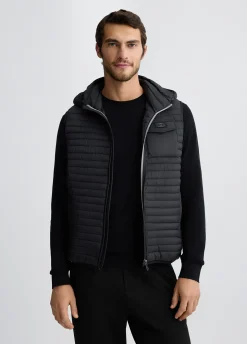 Gilet con cappuccio removibile
