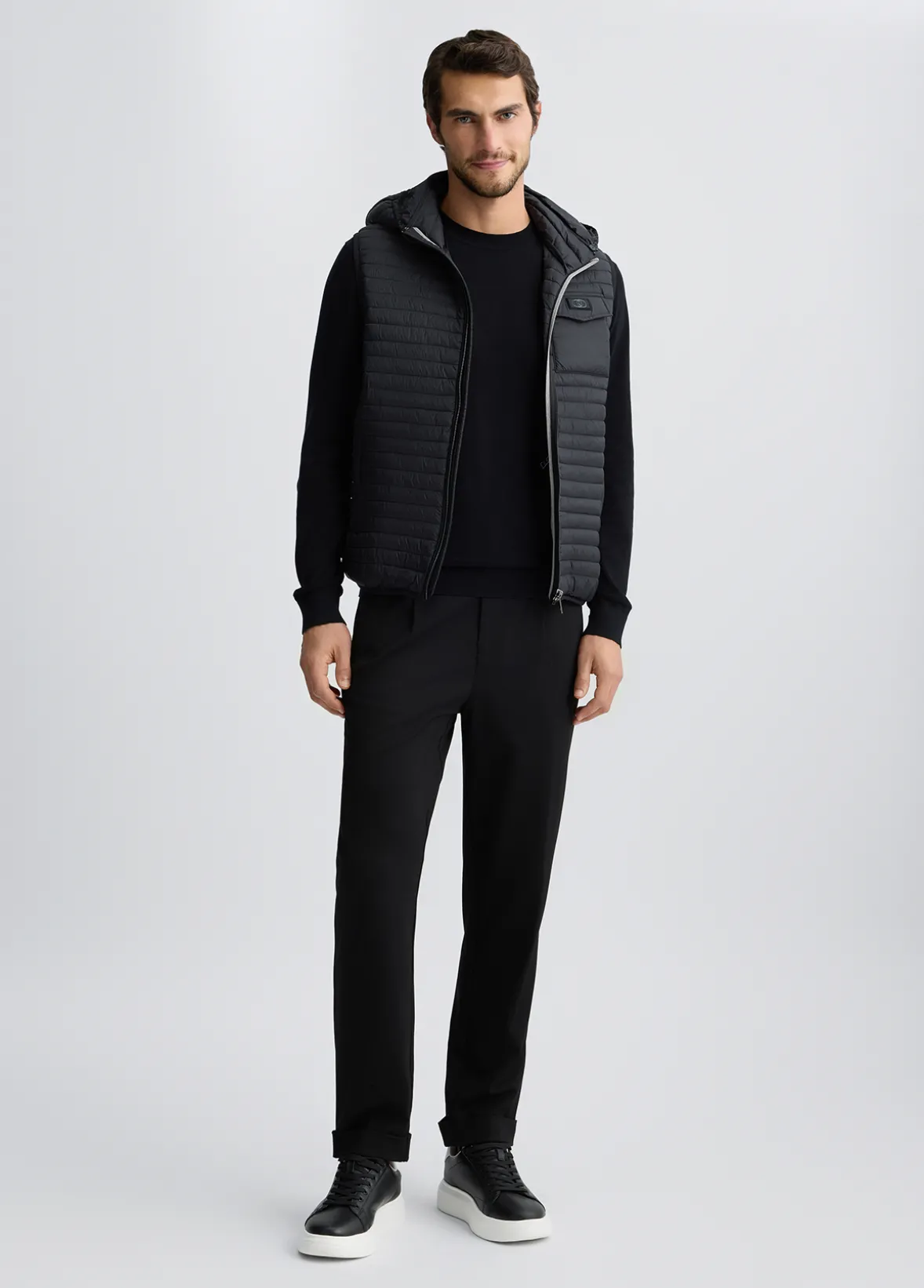 Gilet con cappuccio removibile