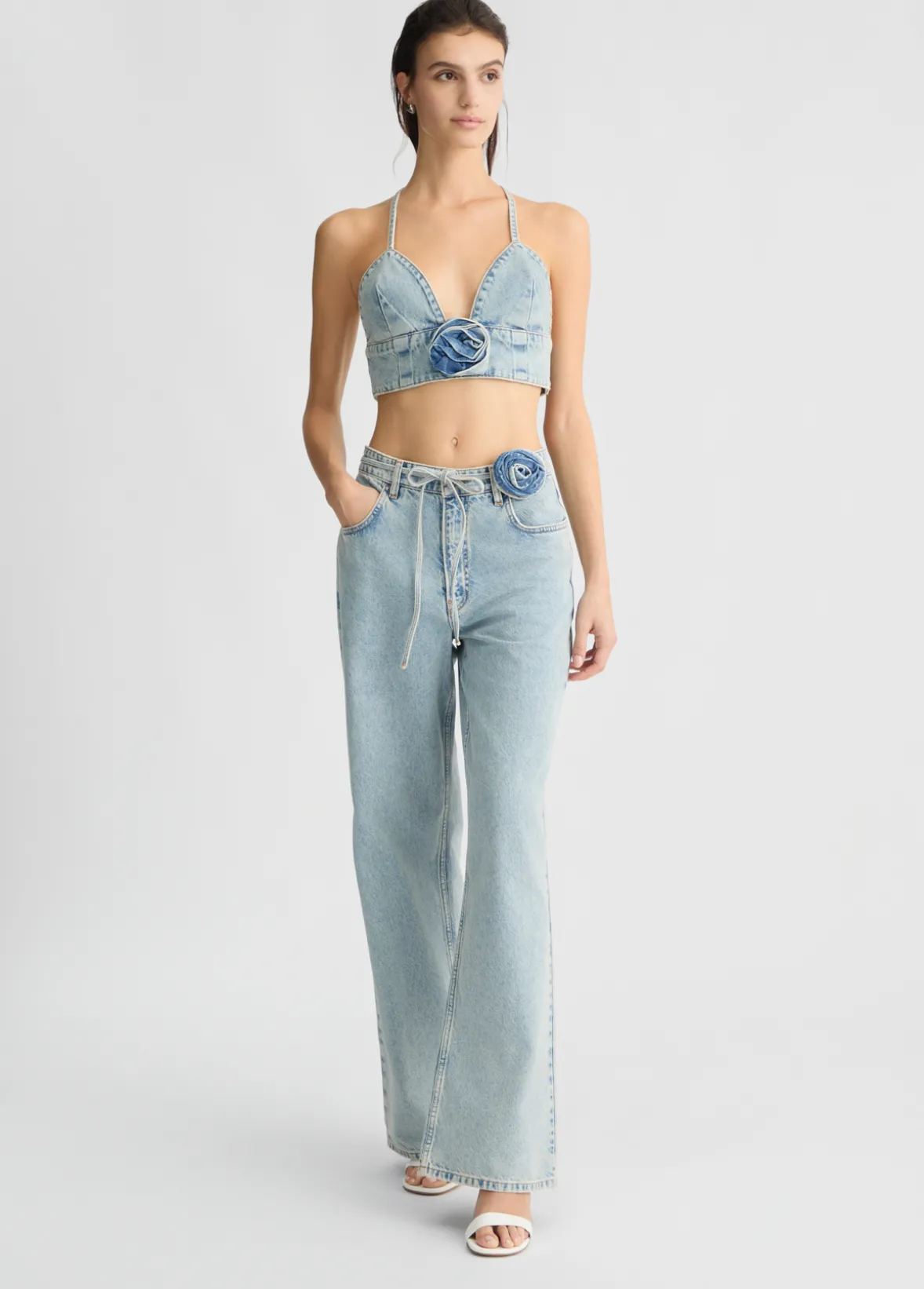 Jeans baggy con cintura floreale
