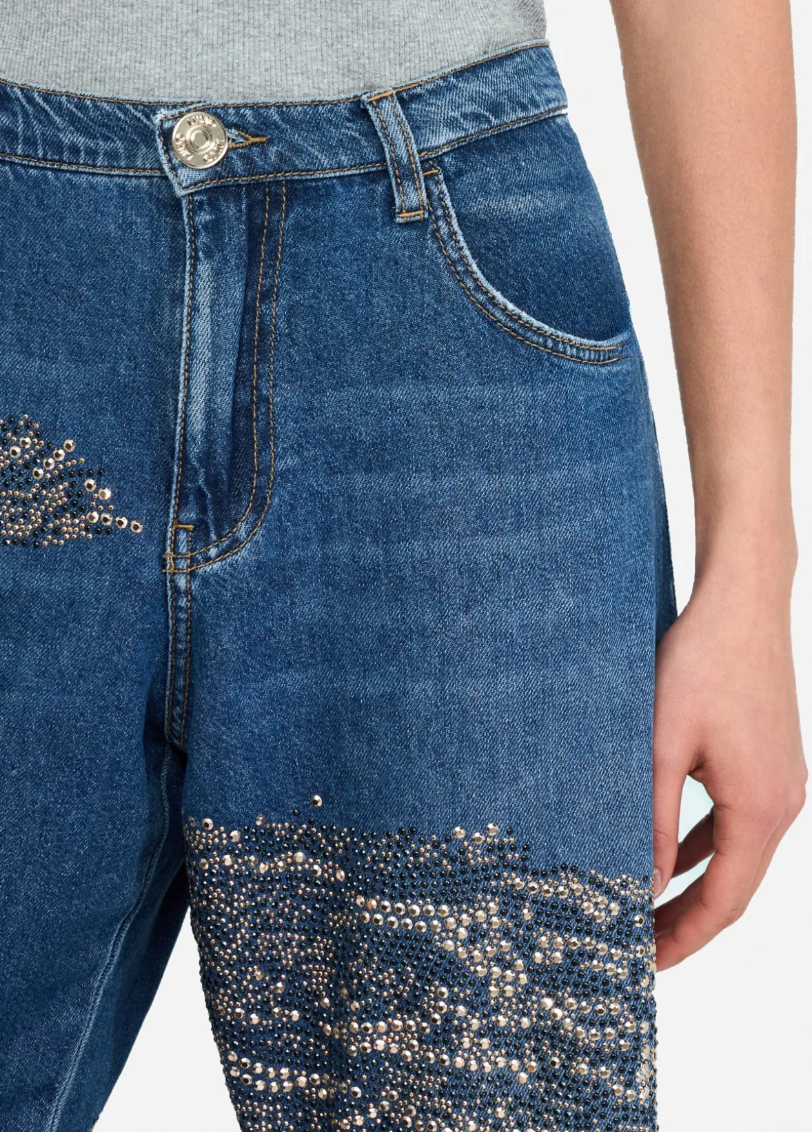 Jeans balloon con borchie e strass