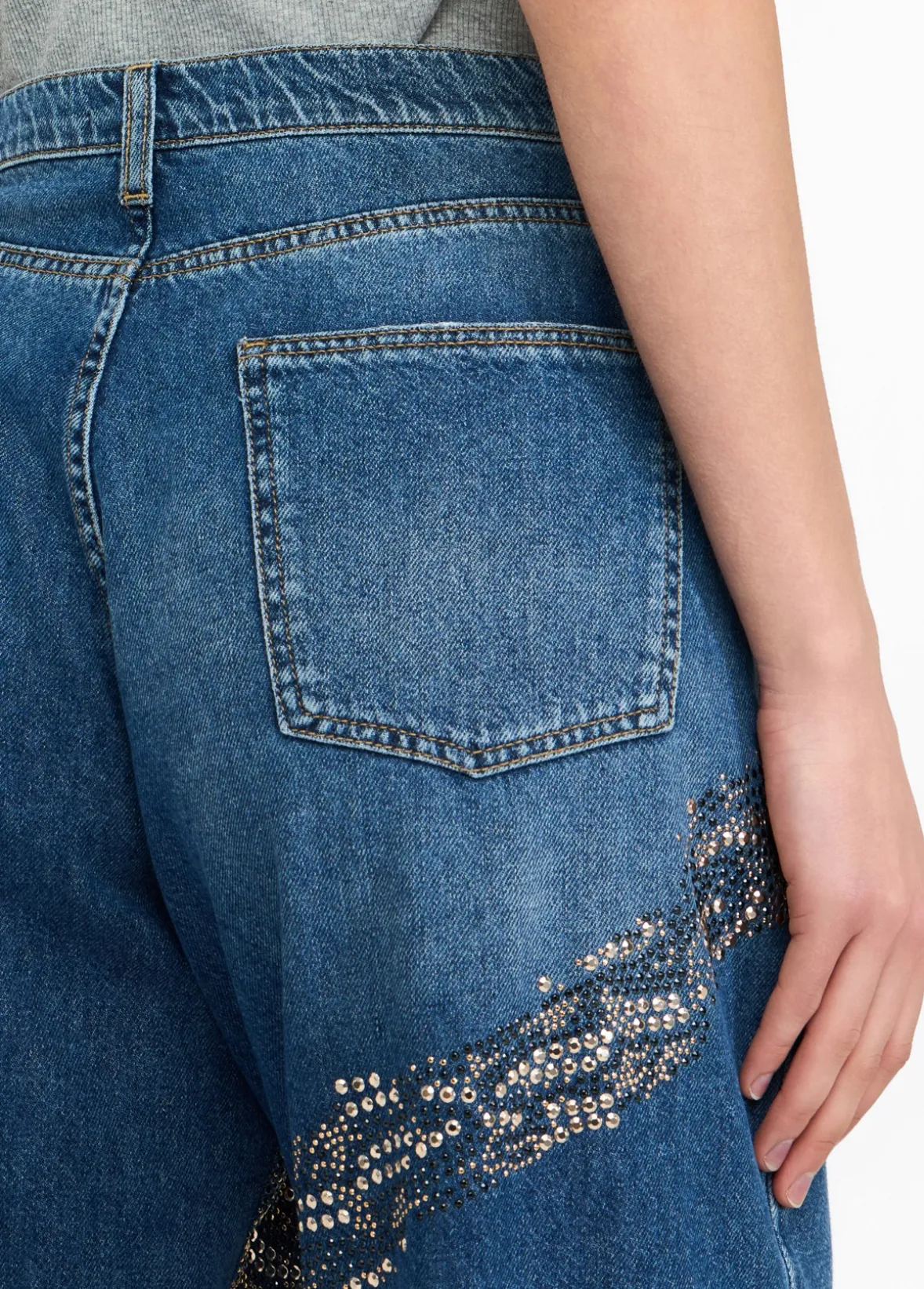 Jeans balloon con borchie e strass