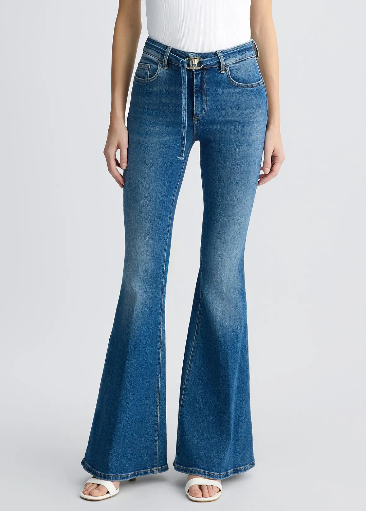Jeans bootcut con cintura