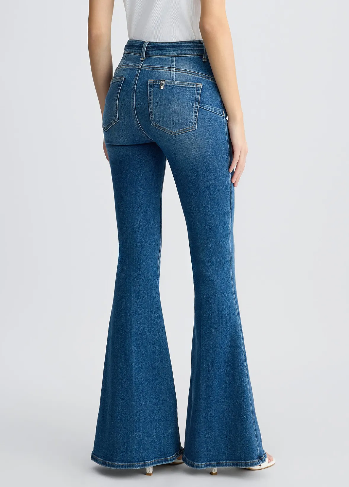Jeans bootcut con cintura