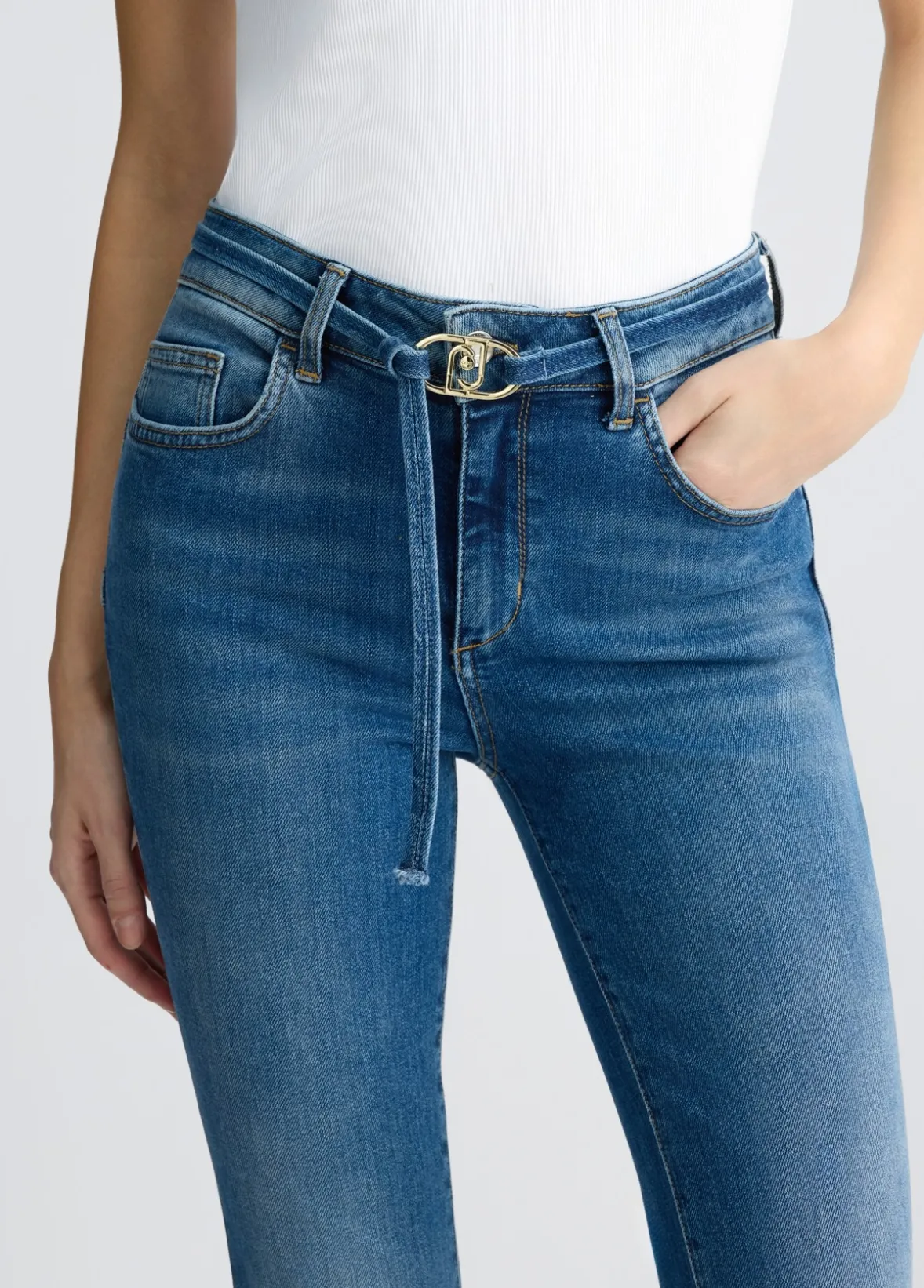 Jeans bootcut con cintura