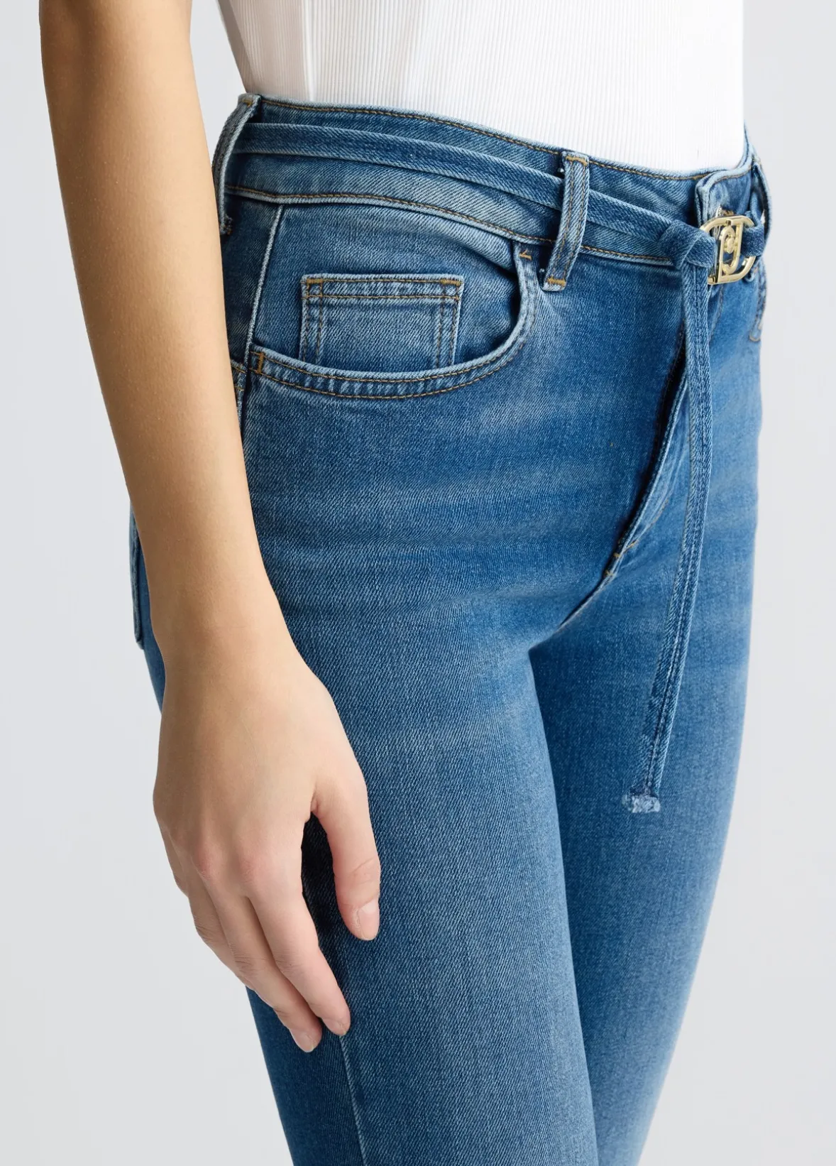 Jeans bootcut con cintura
