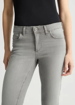 Jeans bootcut con orli sfrangiati