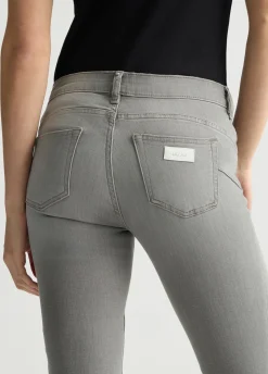 Jeans bootcut con orli sfrangiati