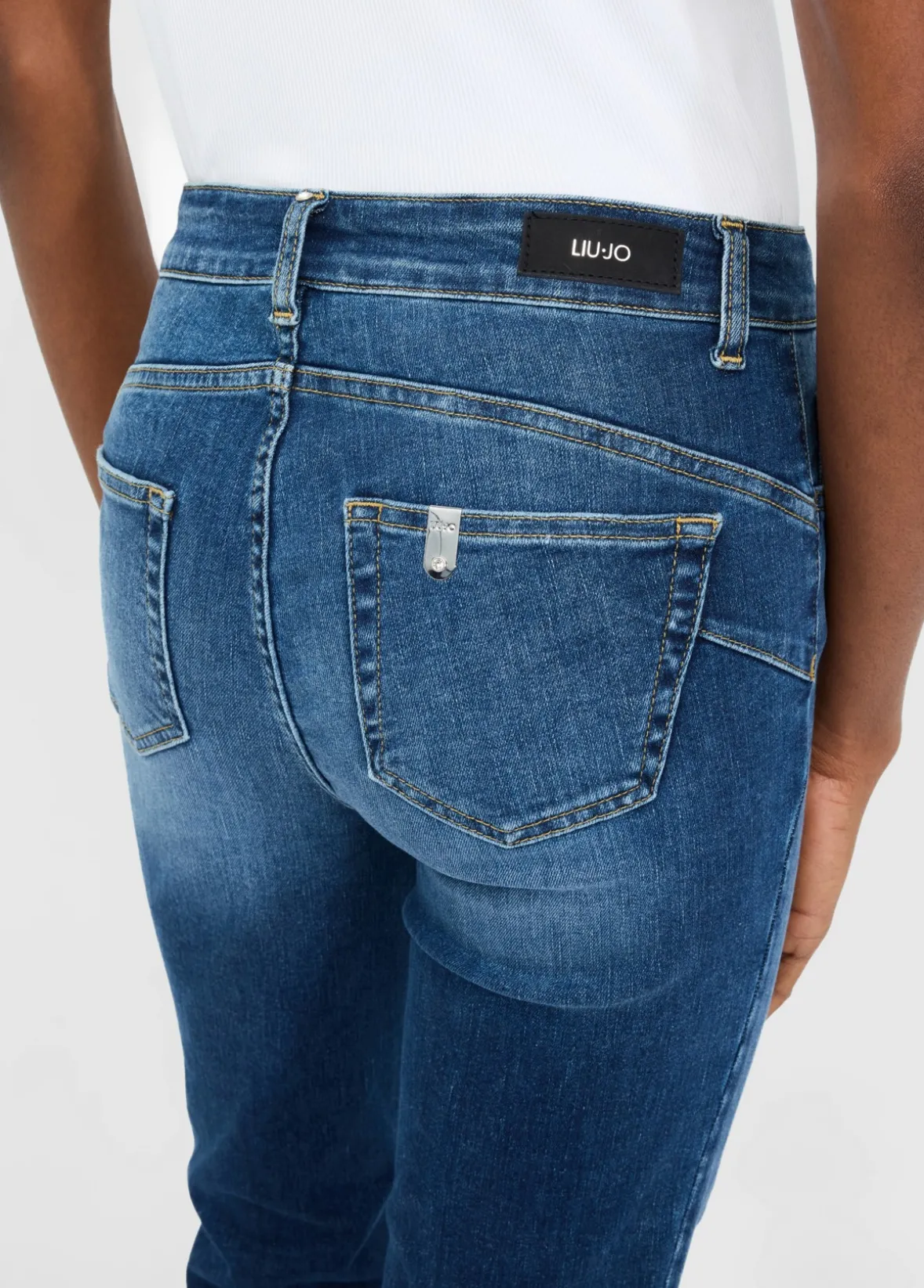Jeans flare con bottoni gioiello