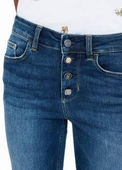 Jeans flare con bottoni gioiello