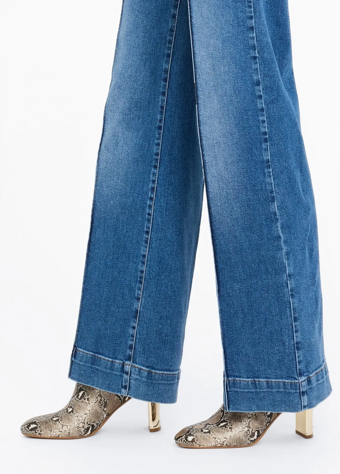 Jeans flare con charm gioiello