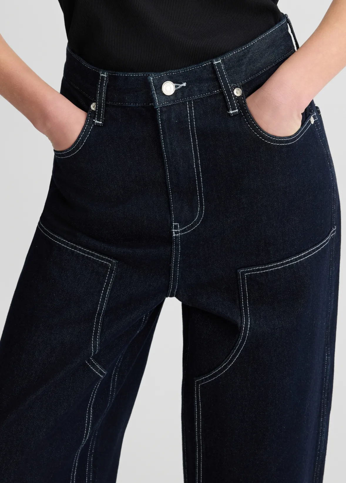Jeans flare con cuciture a contrasto