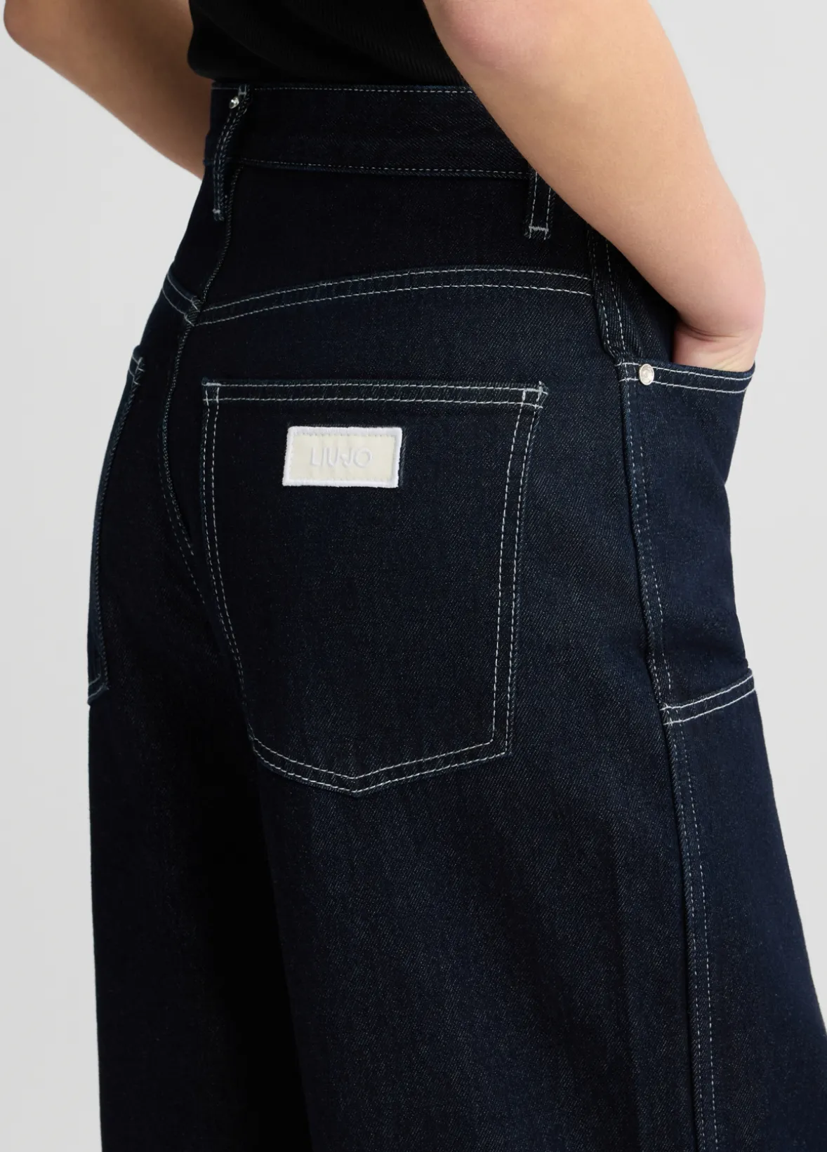 Jeans flare con cuciture a contrasto