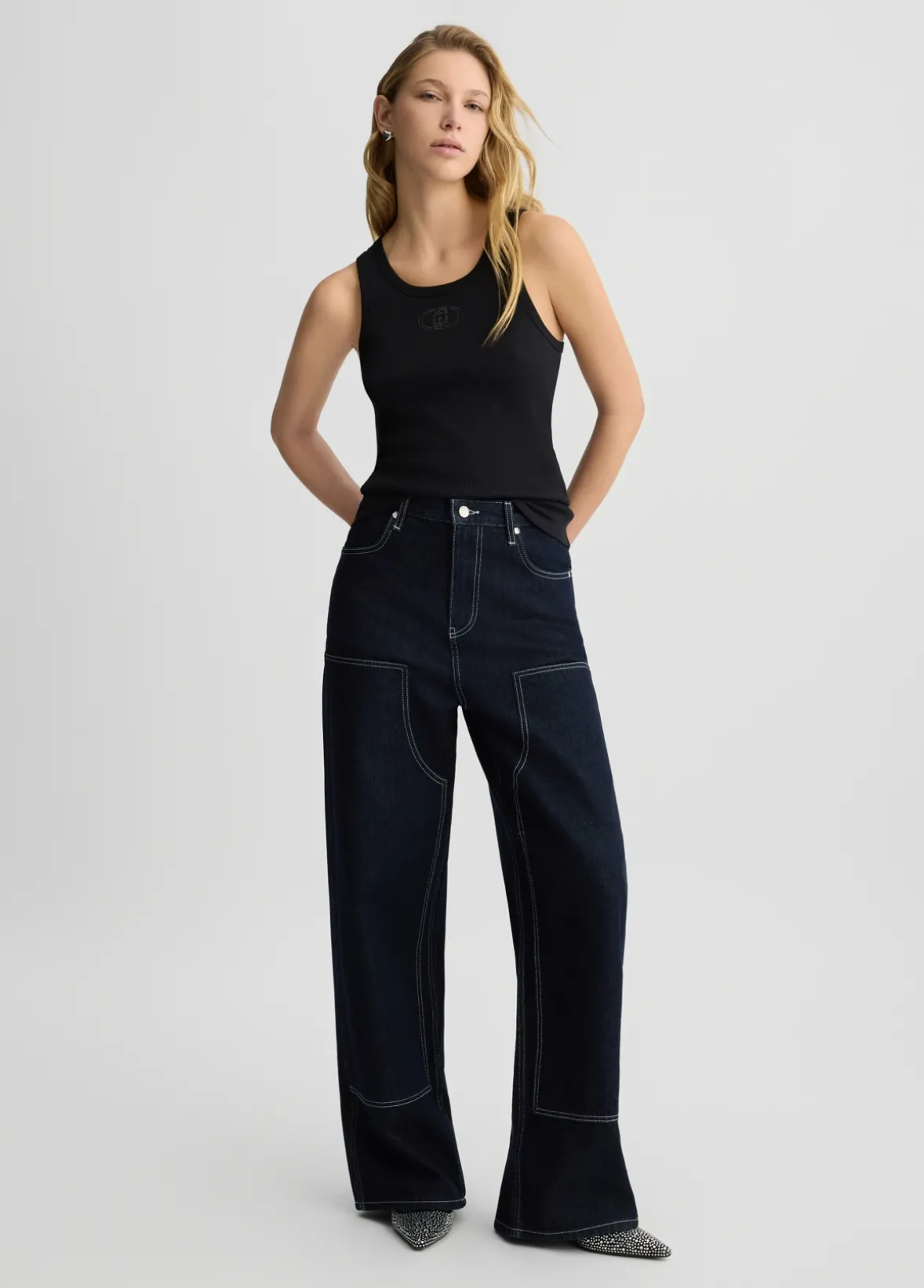 Jeans flare con cuciture a contrasto