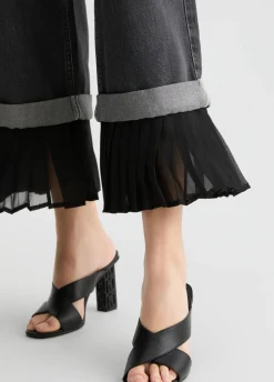 Jeans flare con orlo plissé