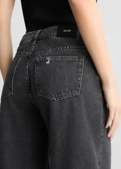 Jeans flare con orlo plissé