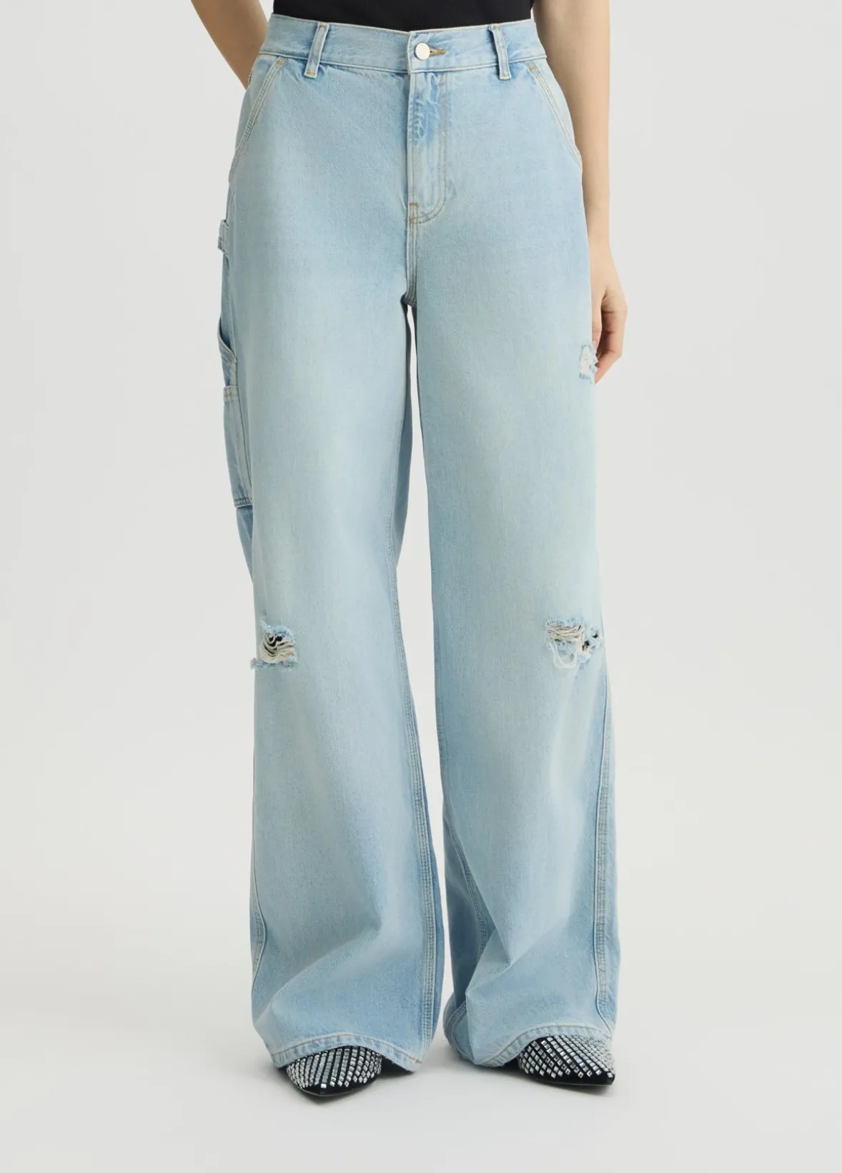 Jeans flare con piccoli strappi