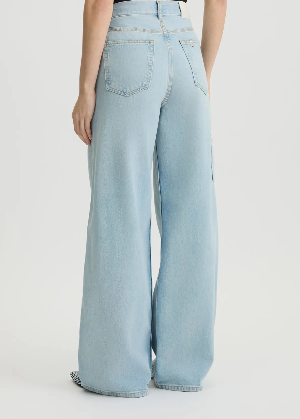 Jeans flare con piccoli strappi