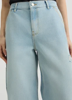 Jeans flare con piccoli strappi