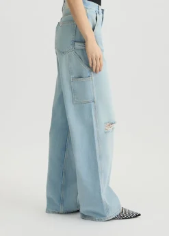 Jeans flare con piccoli strappi