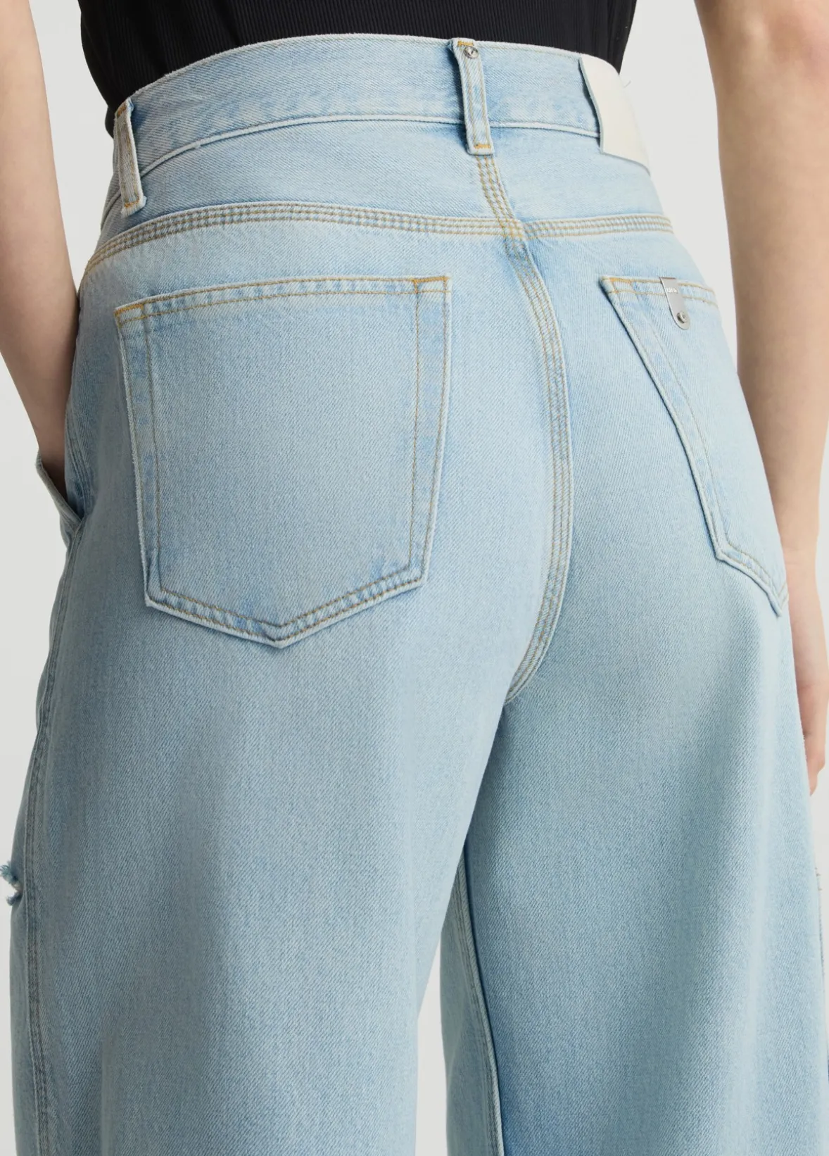 Jeans flare con piccoli strappi