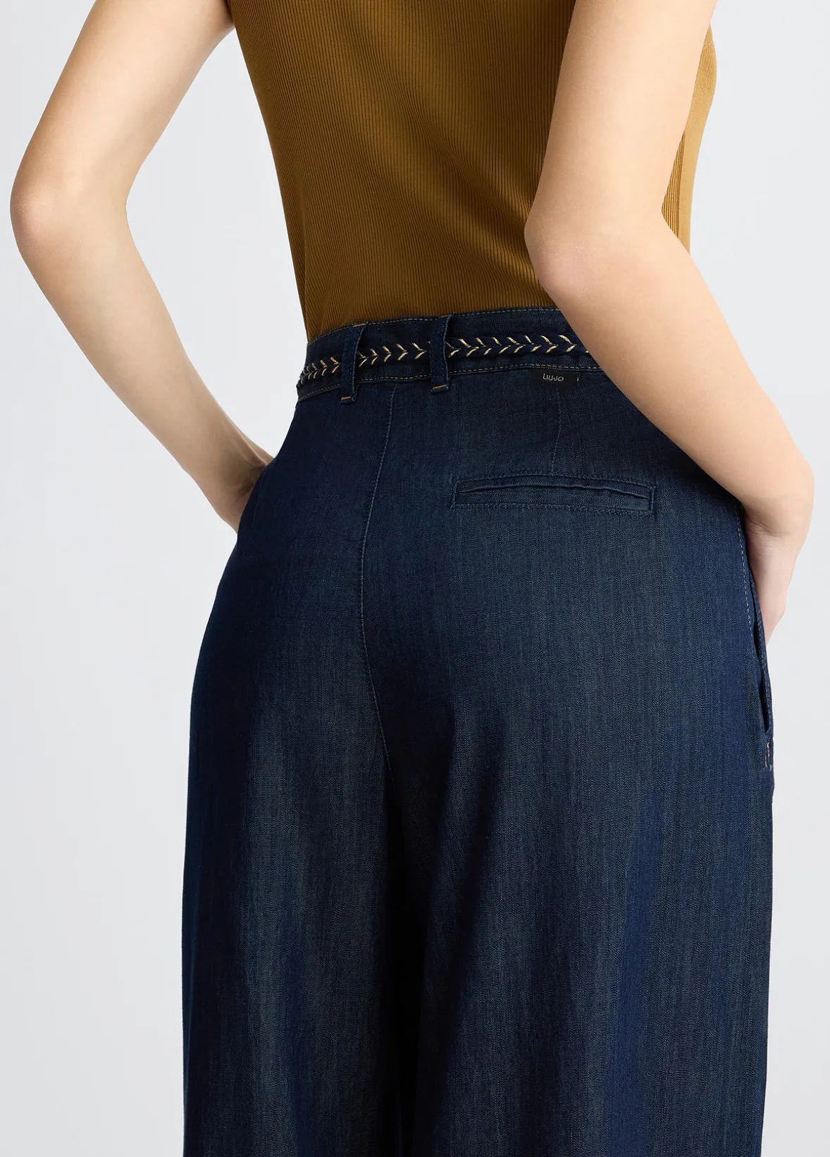 Jeans flare con pinces