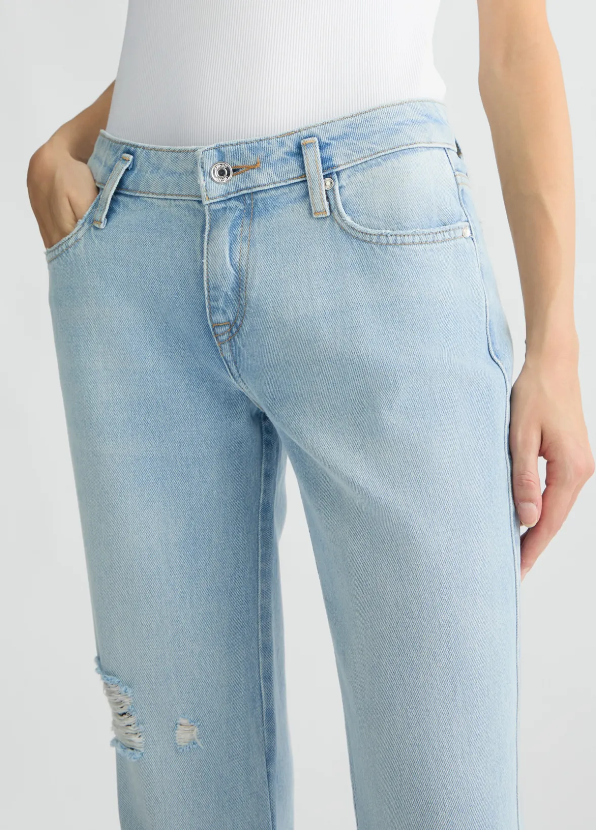 Jeans flare con strappi