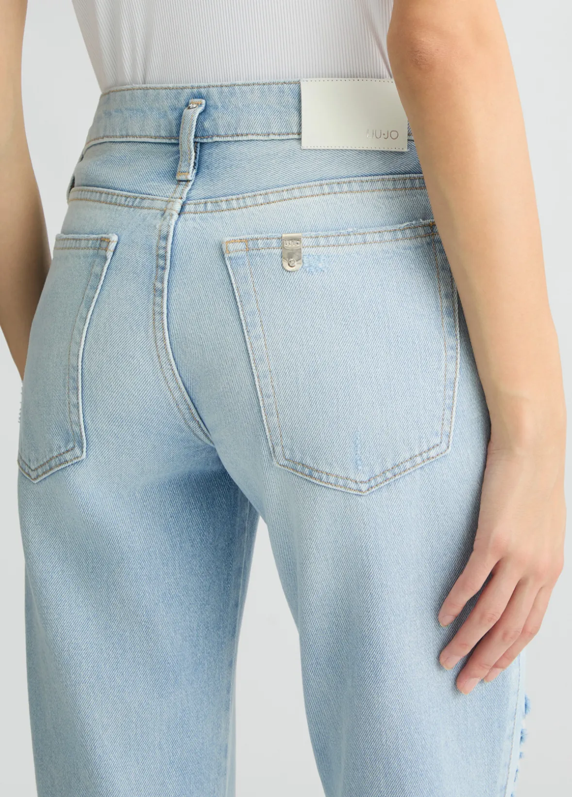Jeans flare con strappi