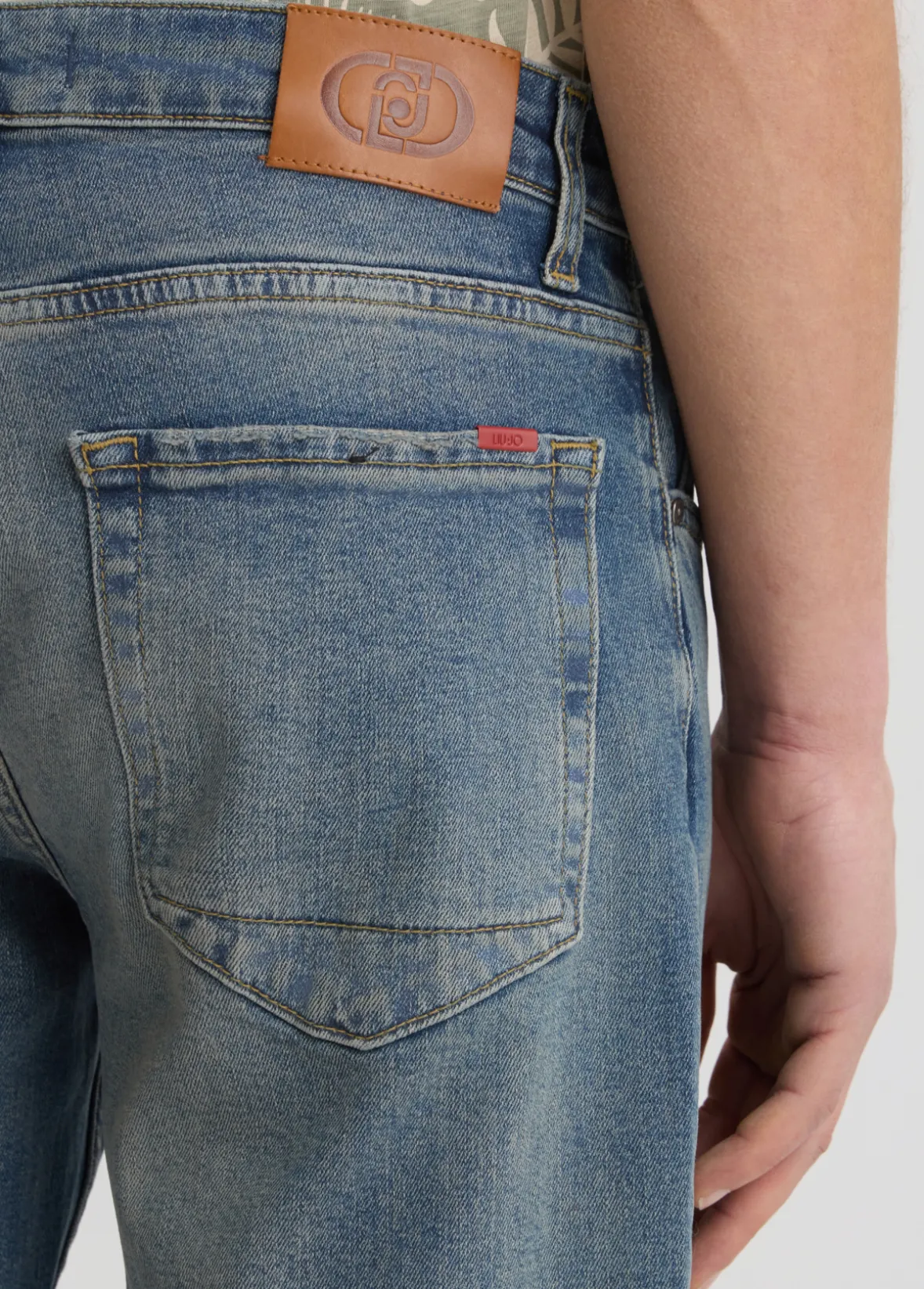 Jeans slim fit con strappi