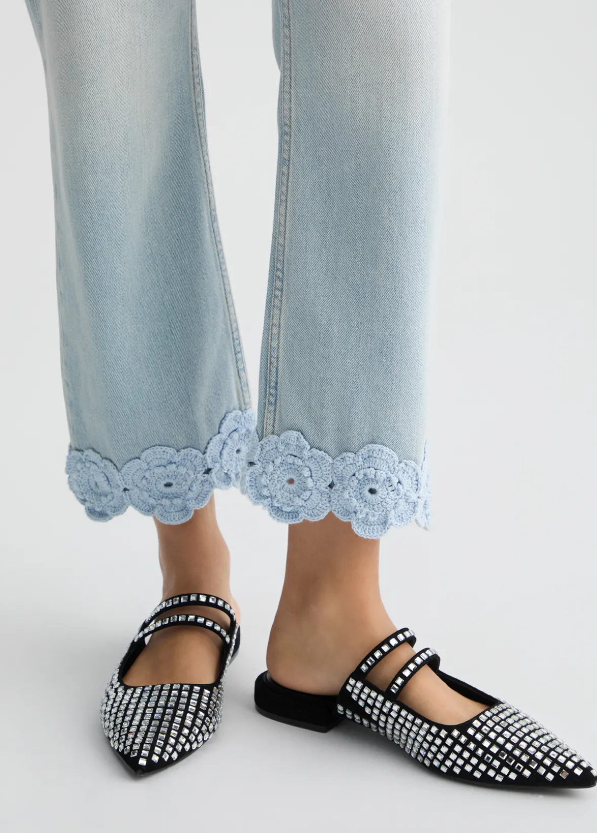 Jeans straight con ricamo crochet