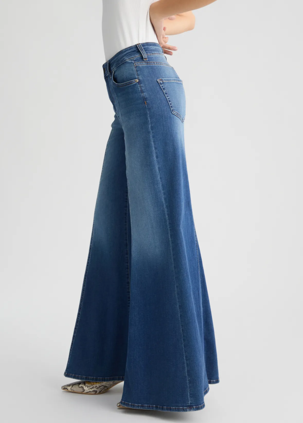 Jeans super flare a vita alta