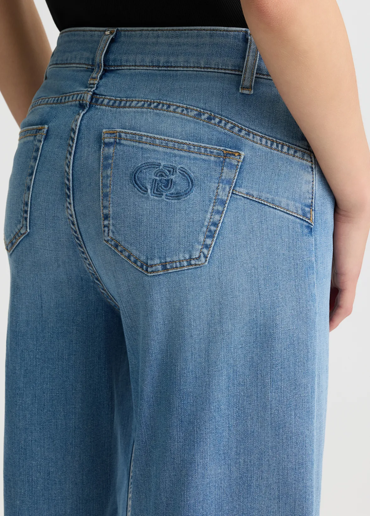 Jeans super flare con cintura