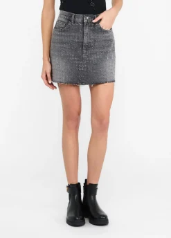 Minigonna in denim con borchie