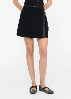 Minigonna in maglia con fibbie