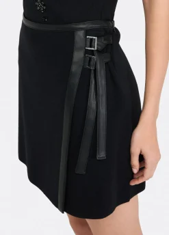 Minigonna in maglia con fibbie