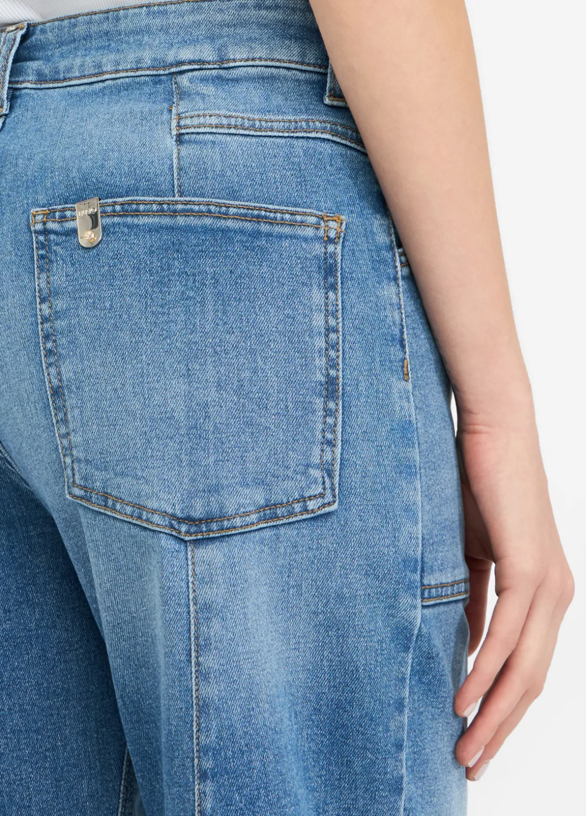 Pantaloni carrot fit a vita alta
