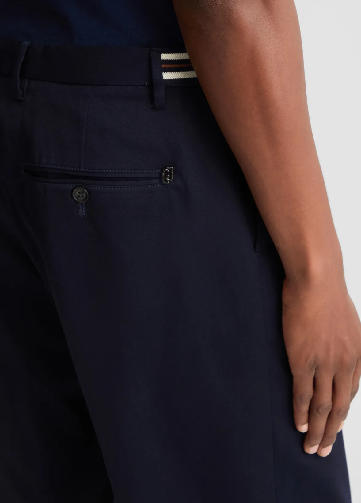 Pantaloni con inserto elastico