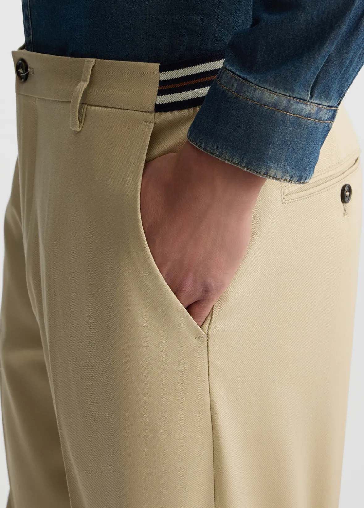 Pantaloni con inserto elastico
